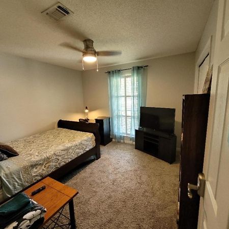 Bedroom Four Minutes From Beach เพนซาโคลา ภายนอก รูปภาพ