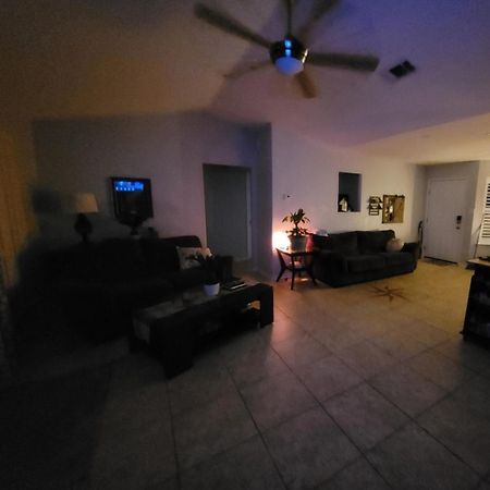 Bedroom Four Minutes From Beach เพนซาโคลา ภายนอก รูปภาพ